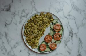 Le voyage gastronomique authentique dans la cuisine berbère de l’Atlas Famille maghrébine dans un restaurant traditionnel de l'Atlas en train de manger du couscous