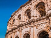 Le circuit culturel berbère en mouvement : découvrez le spectacle KA-IN à Alès et Nîmes Berber Cultural Movement: KA-IN spectacle in Alès and Nîmes, featuring traditional Berber music and dance.