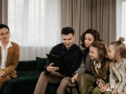 Le droit familial au Maroc : nécessite de réforme ou intrusion dans les traditions ? Maroccan family discussing reform over traditional tagine pot