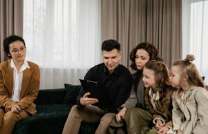 Le droit familial au Maroc : nécessite de réforme ou intrusion dans les traditions ? Maroccan family discussing reform over traditional tagine pot