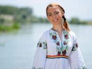 Les blouses roumaines de Maria Zaibi : un renouveau de la mode traditionnelle en Tunisie Tunisian woman wearing traditional Romanian blouse designed by Maria Zaibi