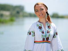 Les blouses roumaines de Maria Zaibi : un renouveau de la mode traditionnelle en Tunisie Tunisian woman wearing traditional Romanian blouse designed by Maria Zaibi