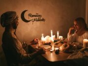 Recette authentique de Berkoukès à l’agneau pour le ftour du Ramadan Famille algérienne autour d'une table ladenée de plat de Berkoukes à l'agneau pour le ftour du Ramadan