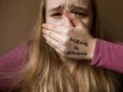 Un drame familial en Maroc relance le débat sur la protection des femmes Femme marocaine pleurant en présence de ses enfants