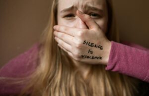 Un drame familial en Maroc relance le débat sur la protection des femmes Femme marocaine pleurant en présence de ses enfants