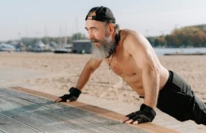 La Tunisie, un paradis de retraite deux heures de Paris : une destination préférée des retraités maghrébins Tunisian retirees enjoying sunny beach and Mediterranean views
