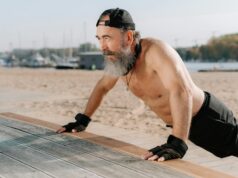 Le Maroc attire de plus en plus de retraités français : qu’est-ce qui les attire? Retraites françaises au Maroc, couple senior dans une plage méditerranéenne