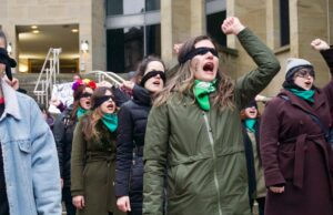 Moudawana et réforme du code de la famille au Maroc : en quoi les blocages révèlent le pouvoir des oulémas Moroccan women gathered protesting for family law reform