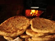 Msemen : technique et recette pour réaliser ces petits pains maghrébins Golden brown Msemens with Moroccan tea and coffee