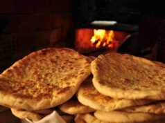 Msemen : technique et recette pour réaliser ces petits pains maghrébins Golden brown Msemens with Moroccan tea and coffee