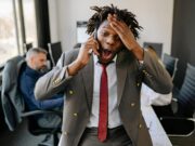 Un choc financier : Une famille revient du Maroc avec une facture téléphonique de 48.000 euros Famille en souffrance regardant leur facture téléphonique de 48.000 euros après revenir du Maroc