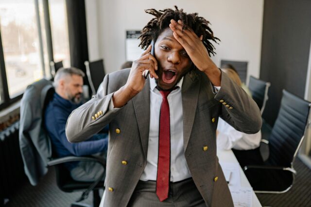 Famille en souffrance regardant leur facture téléphonique de 48.000 euros après revenir du Maroc