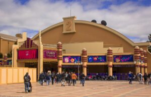 Le Maroc, nouveau rival du tourisme du Maghreb en France en 2025 : un appel aux lecteurs de la diaspora famille maghrébine voyagant en vacances au Maroc