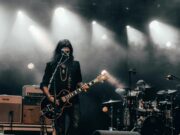 La chanson chaâbi illumine les nuits du Ramadan : un moment d’unité culturelle pour la diaspora maghrébine Chanteur de chanson chaâbi en concert durant Ramadan, devant une foule enthousiastique de diaspora maghrébine