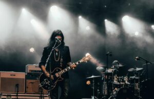 La chanson chaâbi illumine les nuits du Ramadan : un moment d’unité culturelle pour la diaspora maghrébine Chanteur de chanson chaâbi en concert durant Ramadan, devant une foule enthousiastique de diaspora maghrébine