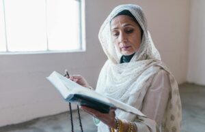 Moudawana: l’impossible réforme du code de la famille au Maroc Moudawana: Marocaine lisant le code de la famille