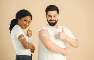 Le Maroc en tête du World Immunity Index 2026 : comment le pays a atteint ce sommet Moroccan family receiving vaccines at a health center