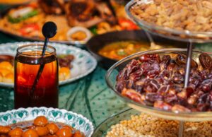 Iftar collectif pour les orphelins en l’honneur de Ramadan Iftar collectif pour orphelins en France – enfants rassemblés autour d'une table avec des plats traditionnels