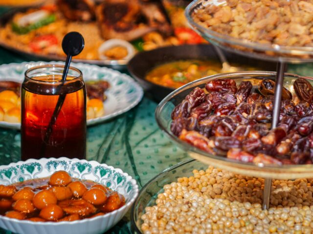 Iftar collectif pour orphelins en France – enfants rassemblés autour d'une table avec des plats traditionnels