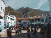 Le Maroc : la prochaine destination touristique phare en Afrique d’ici 2025 Famille voyageant au Maroc, visitant les plages du pays