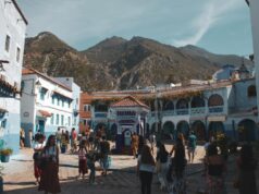 Le Maroc : la prochaine destination touristique phare en Afrique d’ici 2025 Famille voyageant au Maroc, visitant les plages du pays