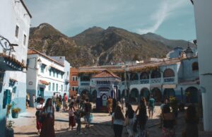 Le Maroc : la prochaine destination touristique phare en Afrique d’ici 2025 Famille voyageant au Maroc, visitant les plages du pays