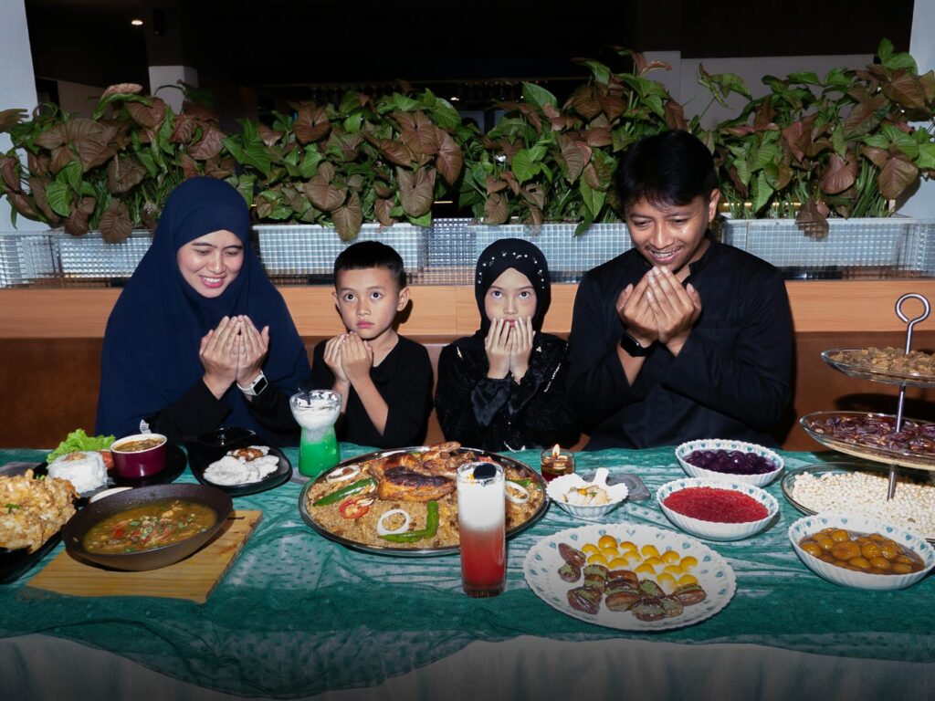 Family enjoying traditional Maghrebin dishes during Ftour dinner