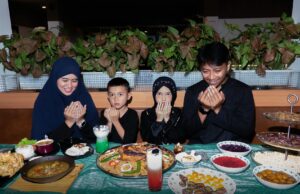 Ftour 2026 : Découvrez plus de 100 recettes authentiques maghrébines pour les dîners du ftour Family enjoying traditional Maghrebin dishes during Ftour dinner