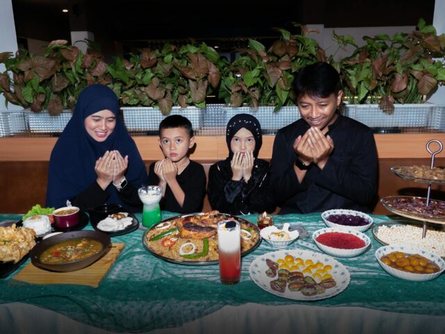 Family enjoying traditional Maghrebin dishes during Ftour dinner