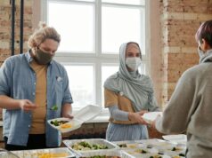 Aïd el-Fitr 2026 : Comment préparer une fête conviviale et gourmande pour célébrer la fin du Ramadan Family enjoying a festive Aid el-Fitr meal with traditional Maghrebi dishes