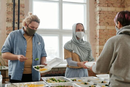 Aïd el-Fitr 2026 : Comment préparer une fête conviviale et gourmande pour célébrer la fin du Ramadan Family enjoying a festive Aid el-Fitr meal with traditional Maghrebi dishes