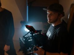 Ahmed Bennys, l’artisan de l’image et du souvenir du cinéma maghrébin Ahmed Bennys working on a movie set in the Maghreb