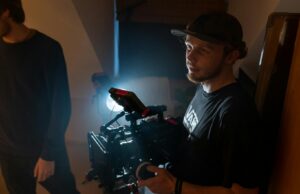 Ahmed Bennys, l’artisan de l’image et du souvenir du cinéma maghrébin Ahmed Bennys working on a movie set in the Maghreb