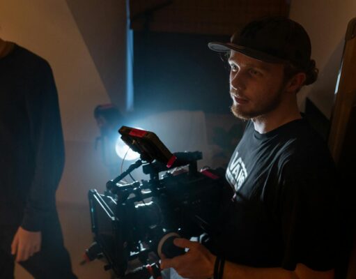 Ahmed Bennys, l’artisan de l’image et du souvenir du cinéma maghrébin Ahmed Bennys working on a movie set in the Maghreb