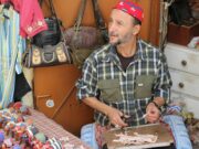 Artisanat marocain au Rétromobile 2026 : Les voitures d’époque qui attirent l’attention Moroccan artisans restoring vintage cars for Retromobile 2026 in Paris