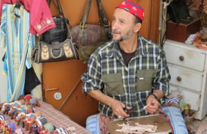 Artisanat marocain au Rétromobile 2026 : Les voitures d’époque qui attirent l’attention Moroccan artisans restoring vintage cars for Retromobile 2026 in Paris
