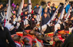 Berkeley 2026: la spécialité algérienne traditionnelle de la nouvelle lune – Un appel aux lecteurs maghrébins de la diaspora Algerian Berkoukes Festival in Berkeley 2026 with crowd enjoying traditional lamb dish