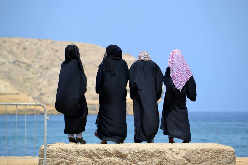 Femme marocaine discutant de la réforme Moudawana avec des membres du parlement