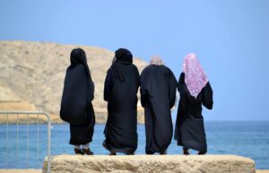 Moudawana : État actuel de la réforme du code de la famille marocain et les débats en cours Femme marocaine discutant de la réforme Moudawana avec des membres du parlement