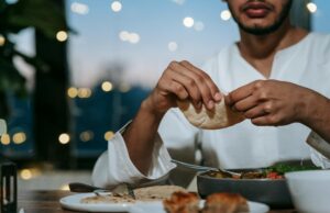 55 recettes faciles pour rompre le jeûne 2026 : des idées savoureuses à tous les goûts family gathering around a spread of Maghrebi Iftar recipes during Ramadan 2026