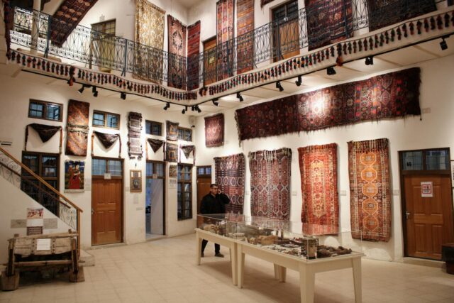 Moroccan rugs display in a French museum during the protectorate (1912-1935)