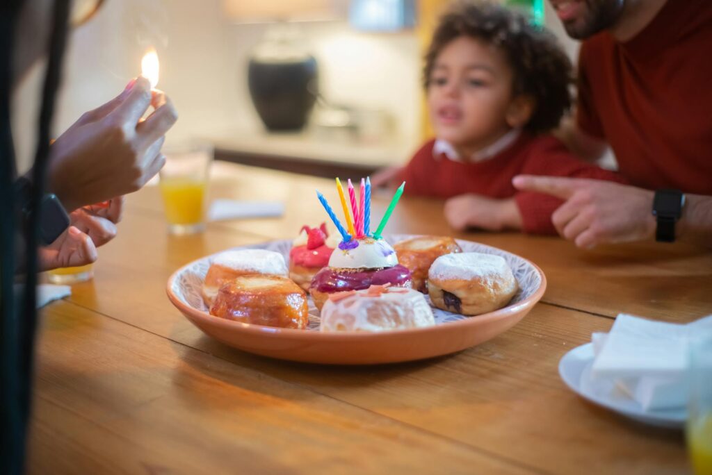 Famille algérienne qui apprête des desserts pour l'Aïd en 2026