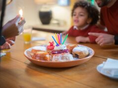 Menu de l’Aïd 2026 : 10 recettes faciles pour des desserts qui célèbrent bien la fin du Ramadan Famille algérienne qui apprête des desserts pour l'Aïd en 2026