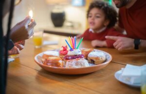 Menu de l’Aïd 2026 : 10 recettes faciles pour des desserts qui célèbrent bien la fin du Ramadan Famille algérienne qui apprête des desserts pour l'Aïd en 2026