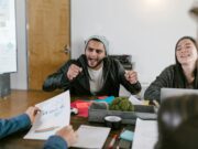 Faire des affaires au Maroc : guide pratique pour les entrepreneurs de la diaspora Diaspora entrepreneur meeting with Moroccan officials at a business conference