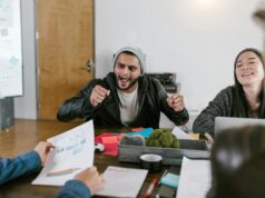 Faire des affaires au Maroc : guide pratique pour les entrepreneurs de la diaspora Diaspora entrepreneur meeting with Moroccan officials at a business conference