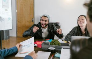 Faire des affaires au Maroc : guide pratique pour les entrepreneurs de la diaspora Diaspora entrepreneur meeting with Moroccan officials at a business conference