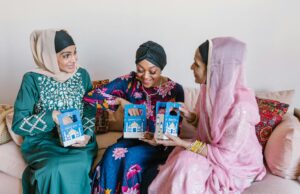 Briouat au miel et amandes : la recette facile pour le Ramadan Family enjoying Briouat au miel et amandes during Ramadan Iftar