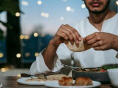 Ramadan 2026 : 15 recettes faciles pour la rupture du jeûne Family gathered around a table with 15 different dishes for Iftar during Ramadan 2026