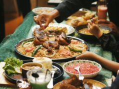 Recette Ramadan 2026 : Un repas mémorable pour célébrer la fin du jeûne Family enjoying a traditional Maghrebin Ramadan feast with tajine de poisson au citron et aux olives vertes